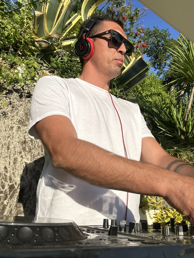 Diego Costabile alla console DJ con cuffie