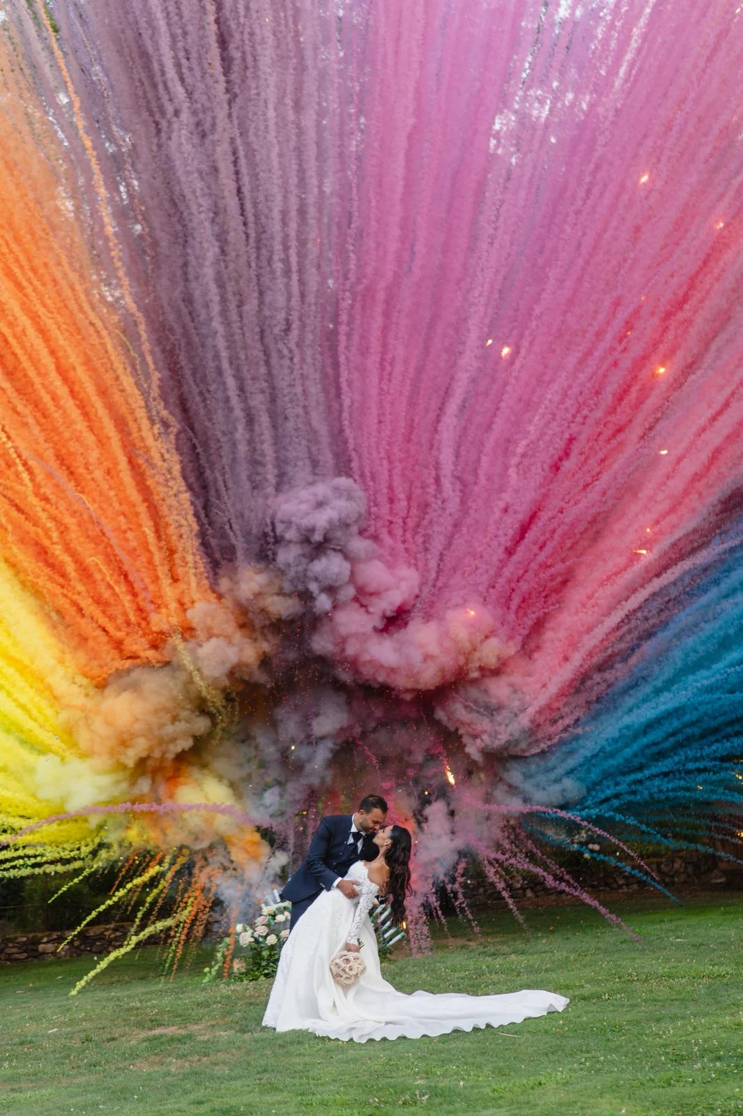 Sposi davanti a fumogeni scenografici colorati
