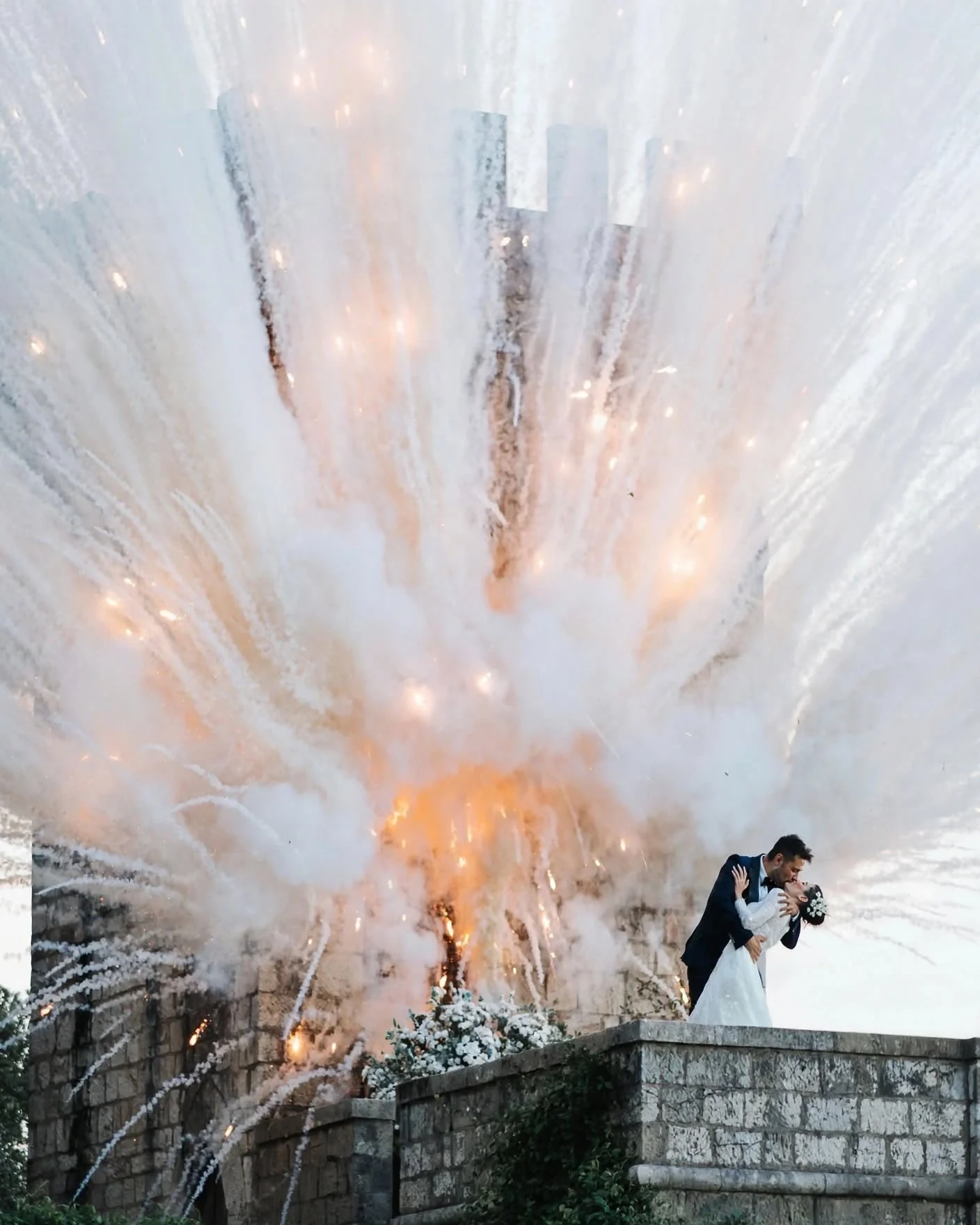 Sposi davanti a un effetto scenografico di fumo