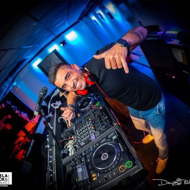 Diego Costabile alla console DJ con luci blu