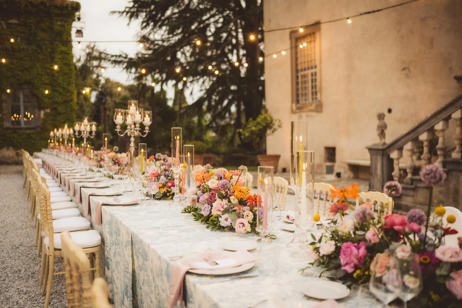 Tavola fiorita in giardino con lampadari sospesi