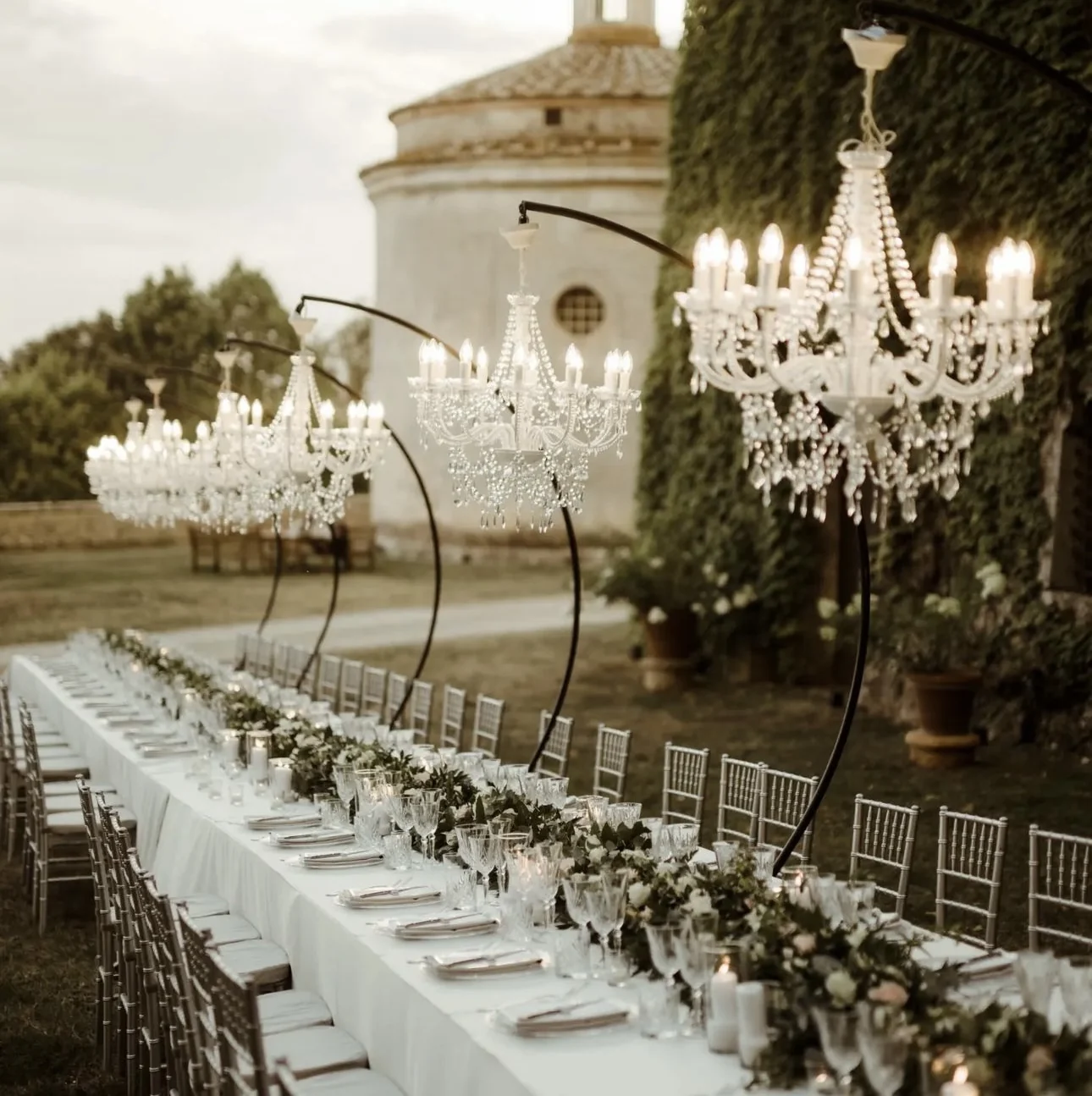 Lampadari di cristallo sopra una lunga tavola elegante