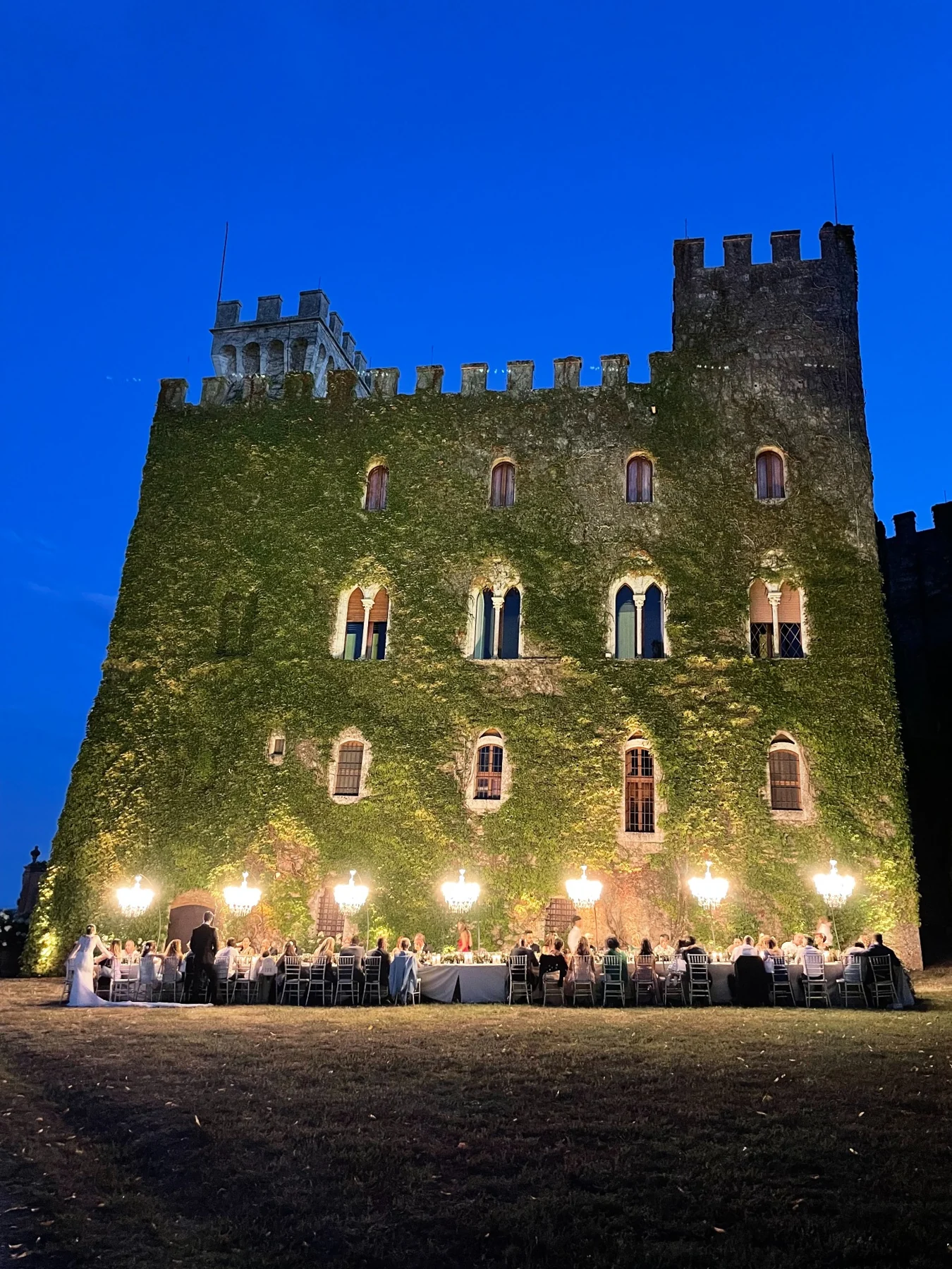 Facciata di un castello illuminata per un evento serale