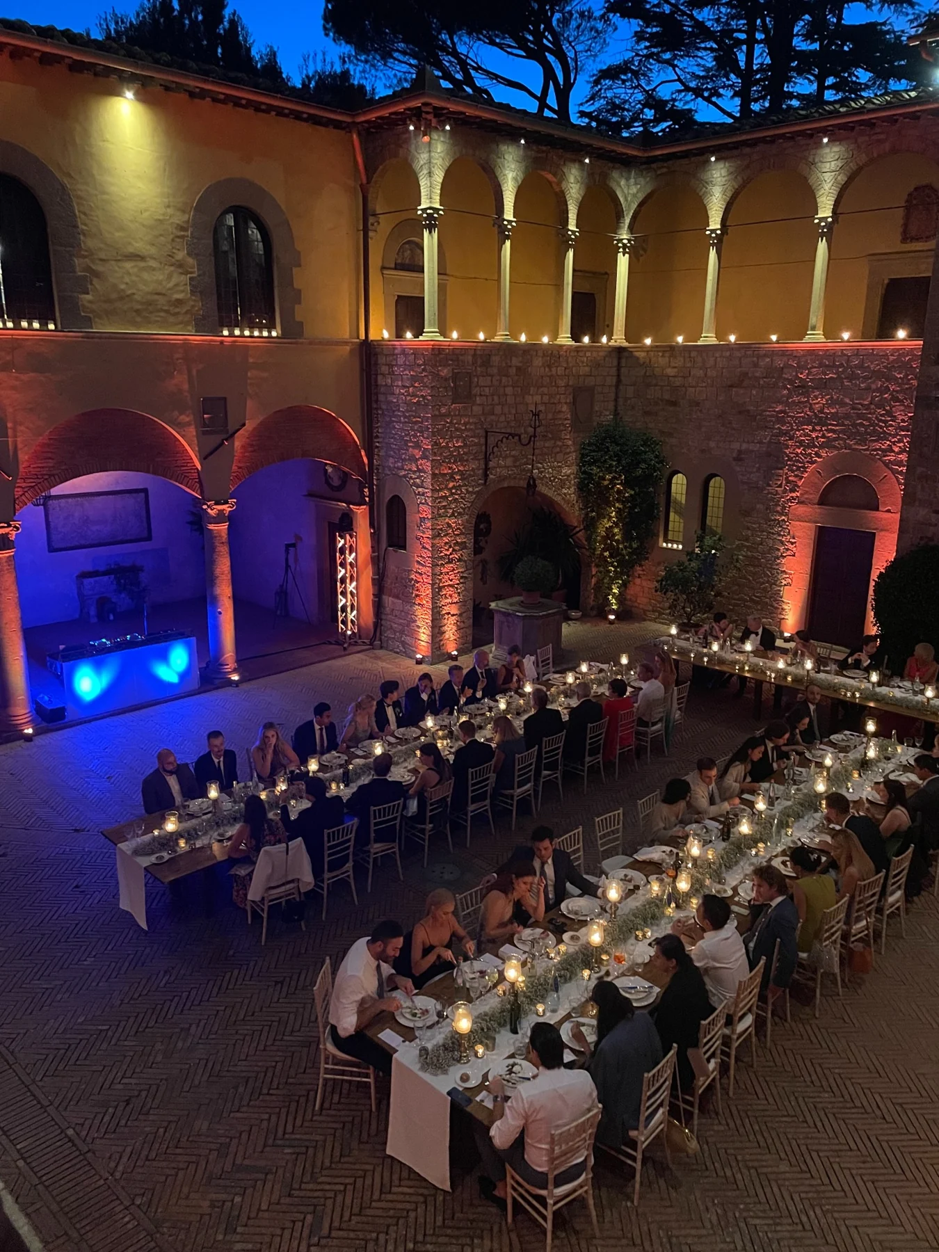 Ricevimento in una corte con illuminazione architetturale colorata