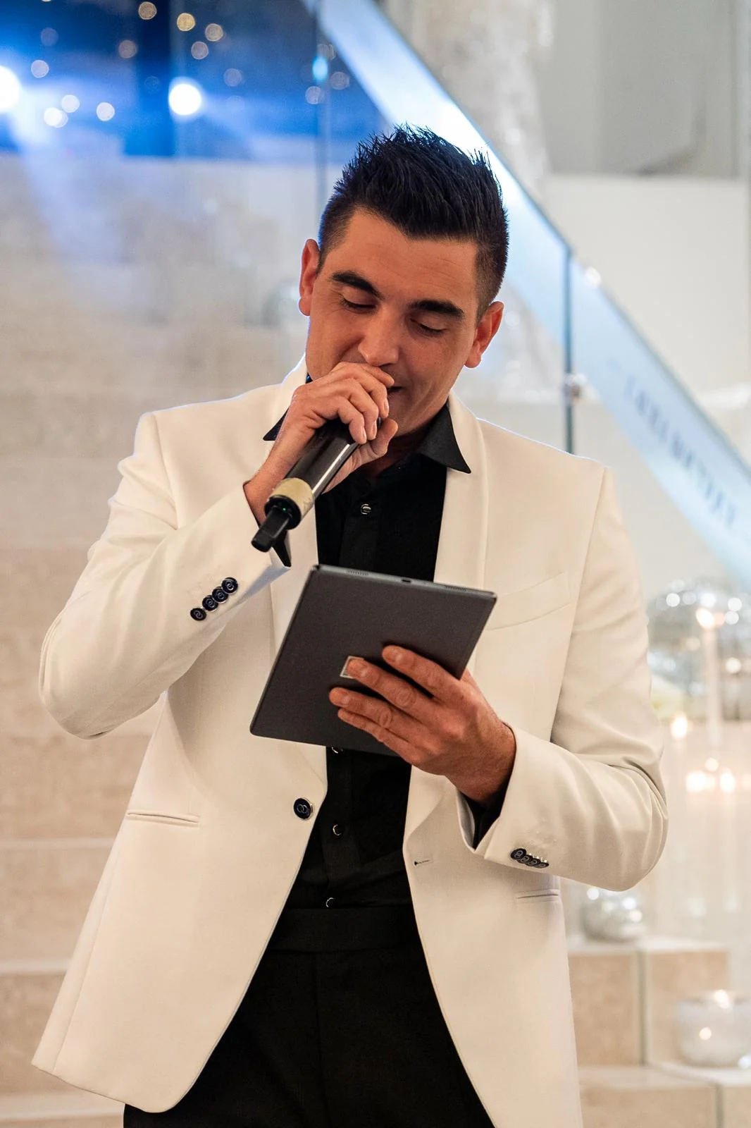 Diego Costabile con microfono durante un evento