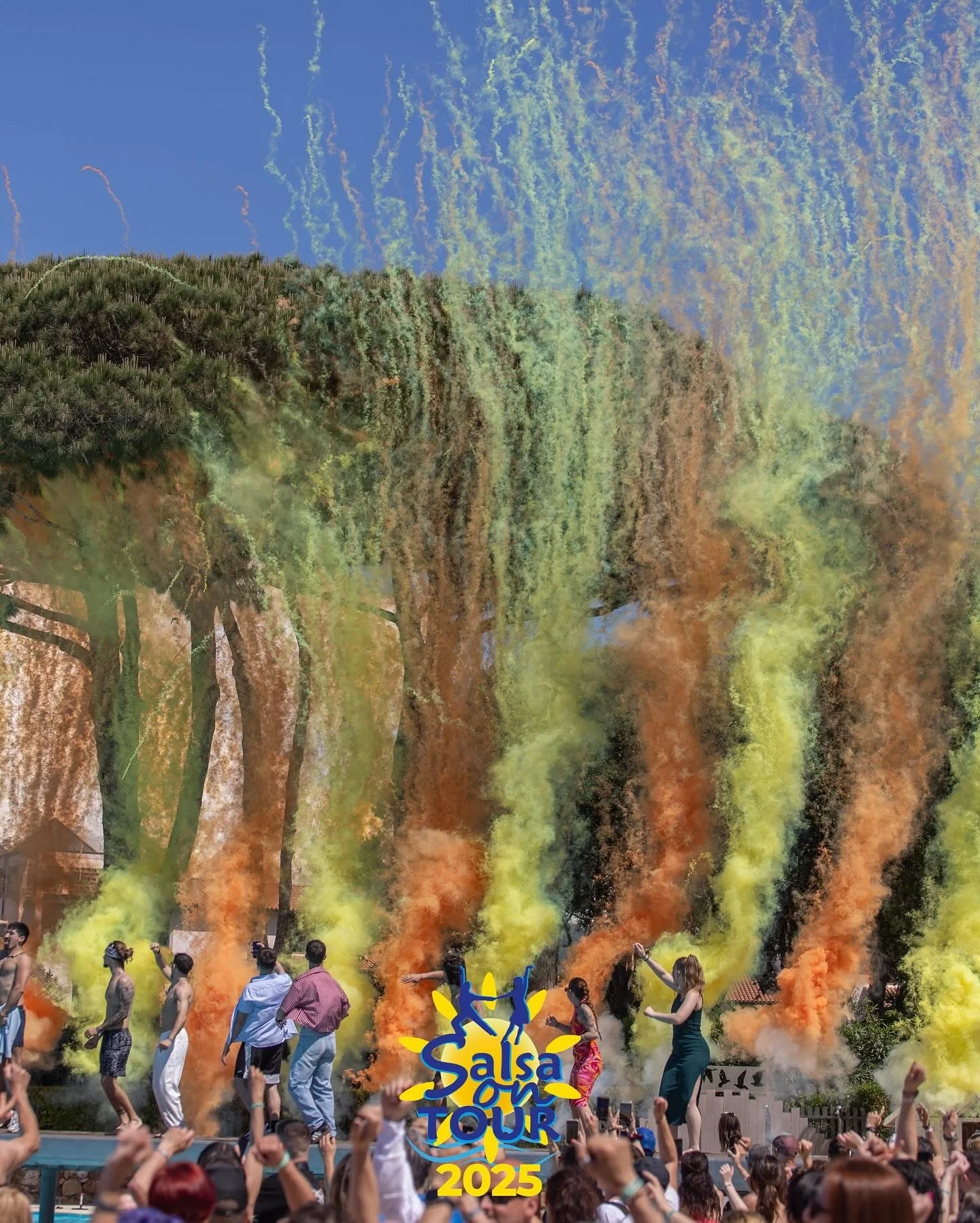 Effetti scenografici colorati durante una festa all’aperto