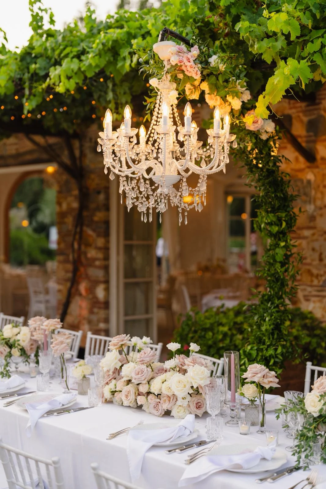 Lampadario decorativo sopra una tavola elegante
